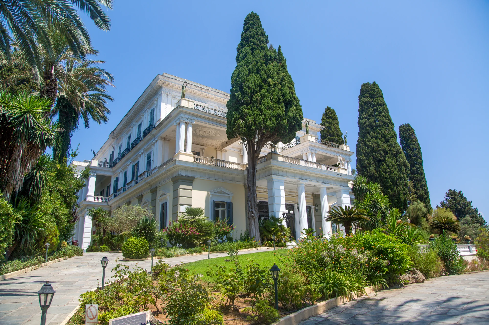Villa contemporaine à Beverly Hills, façade et jardins